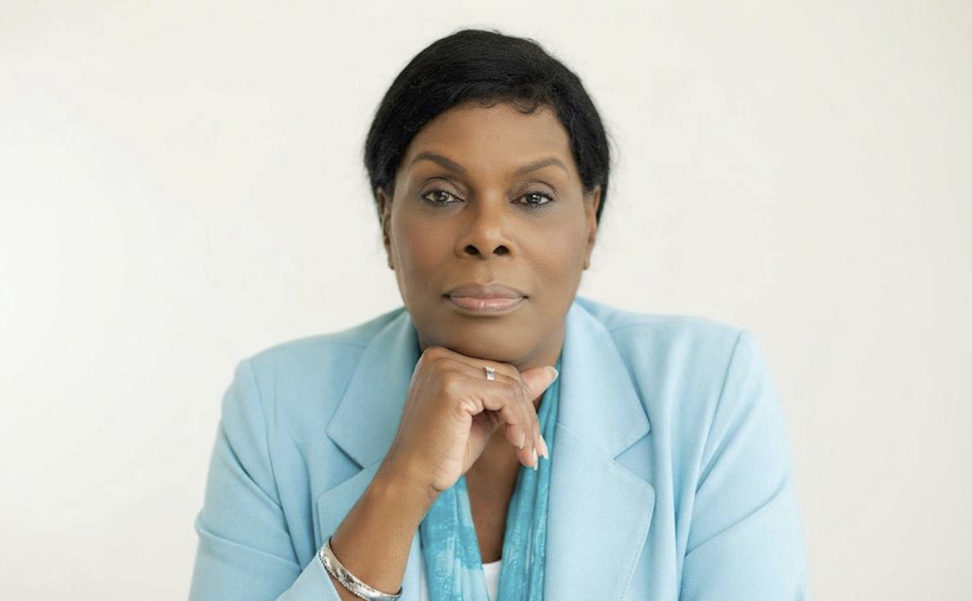 Dee Farmer - Bio Headshot