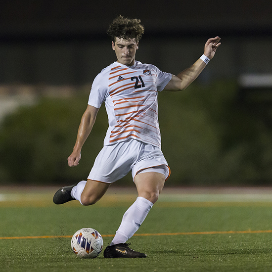 Men's soccer defender Evan Karp '24 Men's soccer defender Evan Karp '24