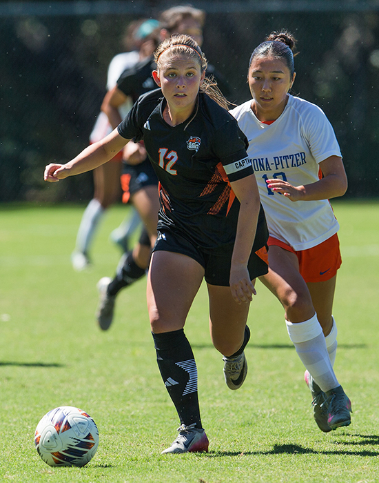 All-SCIAC forward Mia Steadman ’27 fends off a charge from Sagehen Ava Watanabe during Oxy’s September 20 contest at Pomona-Pitzer.