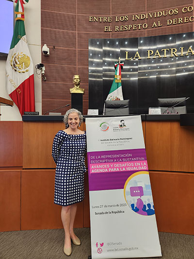 Jennifer Piscopo posing at the Mexican Senate building
