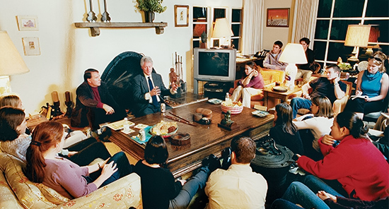 Former President Bill Clinton speaks to a class of Oxy students at Shearer’s mother’s home in Brentwood in 2002. 