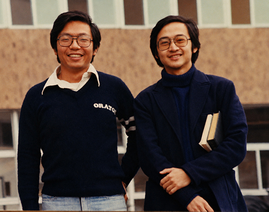 Tsung Chi as an undergraduate (right, holding the books) in front of Chengchi’s library in a 1979 photo.