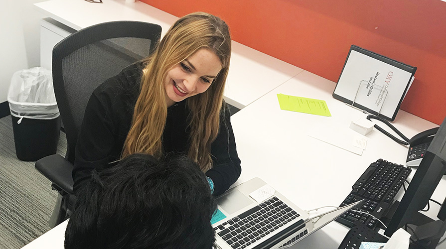 Nina Srdić Hadži-Nešić helps a student in the career center.