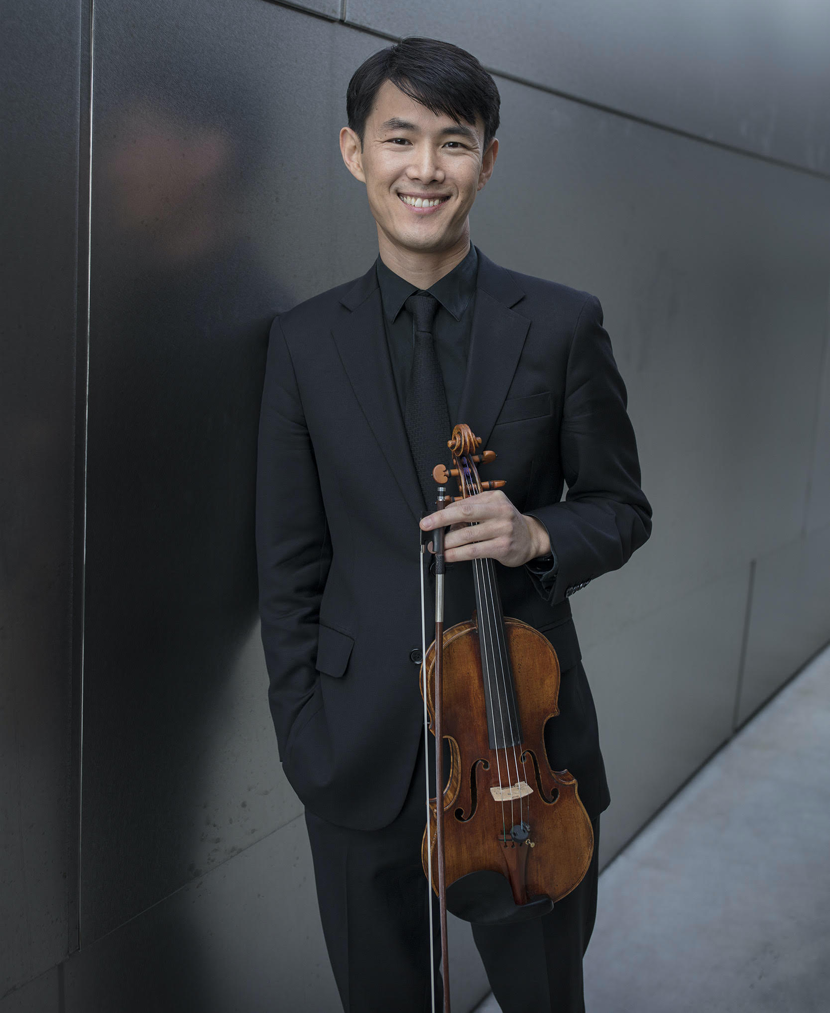 Jin-Shan Dai posing with violin