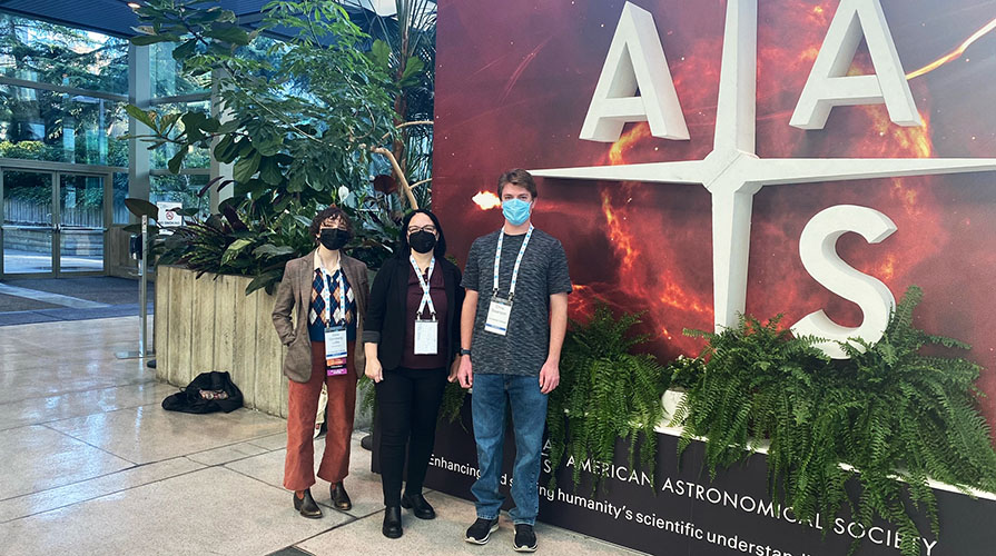 Professor Stierwalt and students at the AAS 2022 conference