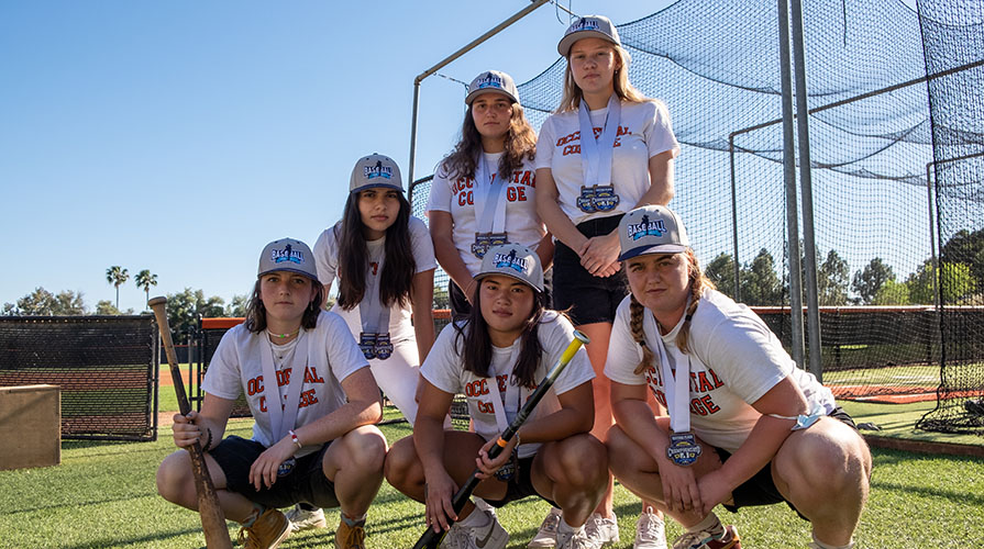 forlade Tag telefonen Parcel From the Occidental: Oxy Womxn's Baseball Cracks Smiles and Breaks Barriers  at First Tournament | Occidental College