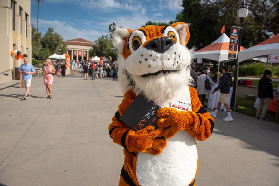 Oswald welcomes admitted students to campus