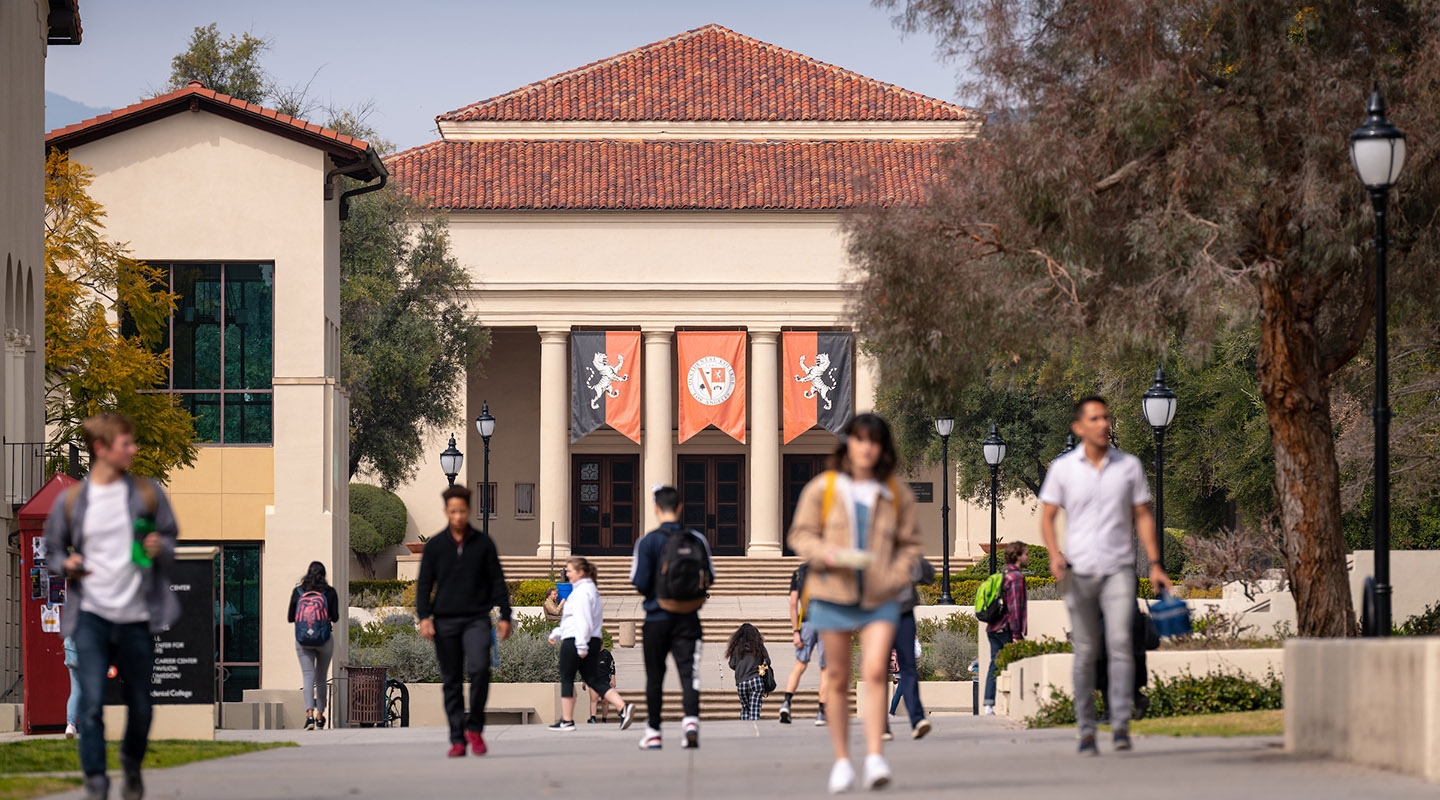 Students in front of Thorne Hall