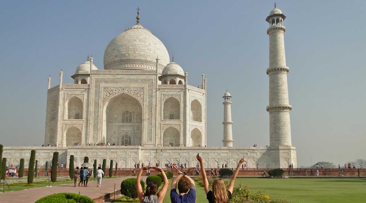 Oxy students in front of the Taj Mahal
