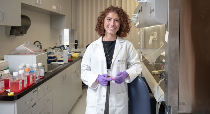An Occidental College student interning in a City of Hope laboratory