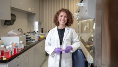 An Occidenal College student in a science lab conducting research at the City of Hope