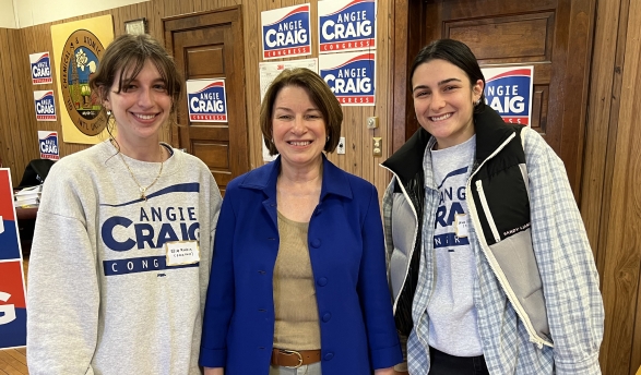 Ella Rubin ’24, Sen. Amy Klobuchar, and Ava Wampold '24.