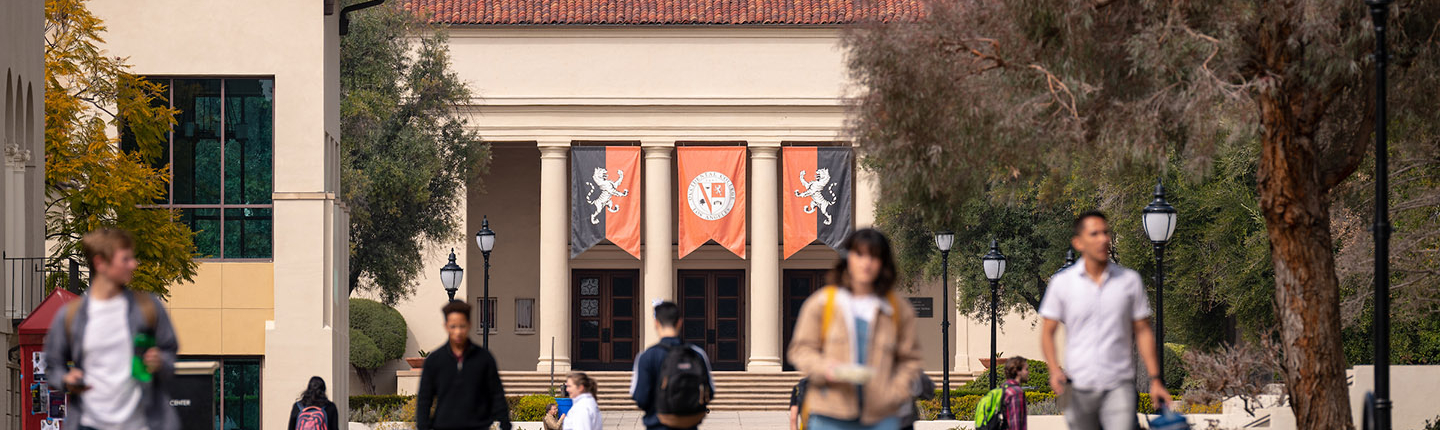 Students in front of Thorne Hall