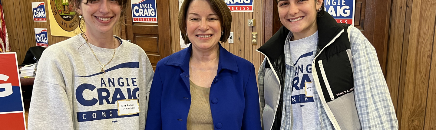 Ella Rubin ’24, Sen. Amy Klobuchar, and Ava Wampold '24.