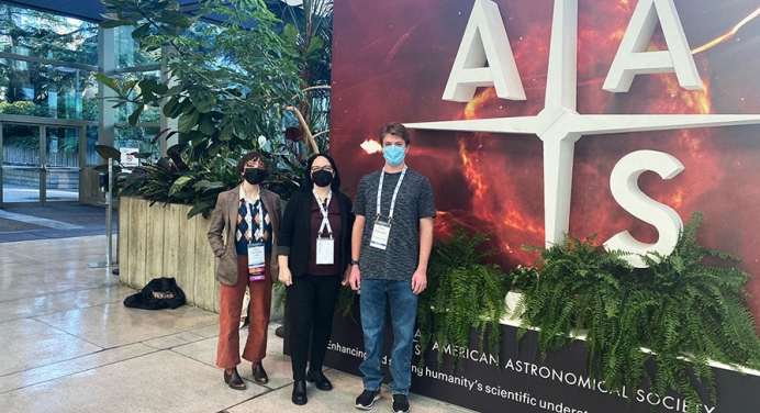 Professor Stierwalt and students at the AAS 2022 conference