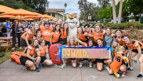 Oxy students gathered in a big group with Oswald in the center