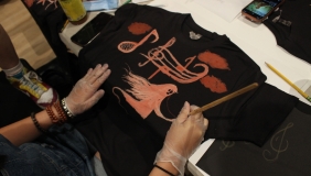 Artists make bleach-dye T-shirts