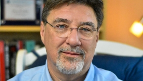Tom Nichols headshot, blue button down shirt