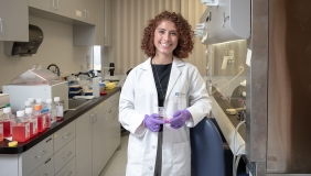 An Occidental College student interning in a City of Hope laboratory