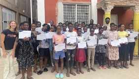 Projects for Peace participants Eleanor Goddard ’25 and Stephen Amankonah Sekyere ’27 at a middle school in Ghana