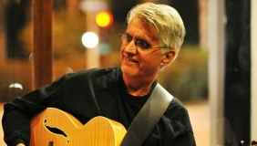 Guitarist Riner Scivally