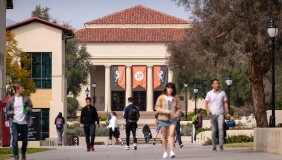 Students in front of Thorne Hall