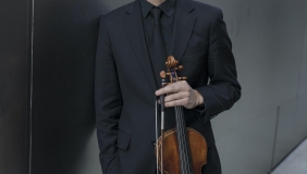 Jin-Shan Dai posing with violin