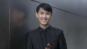 Jin-Shan Dai posing with violin