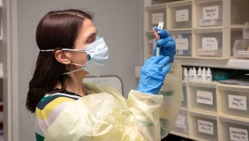Sara Semal with a COVID vaccine dose