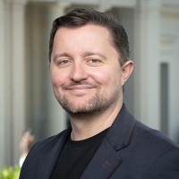 Igor Logvinenko headshot