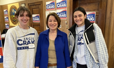 Ella Rubin ’24, Sen. Amy Klobuchar, and Ava Wampold '24.