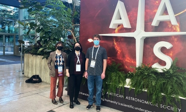 Professor Stierwalt and students at the AAS 2022 conference