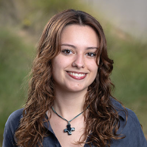 Gabriela Gomes headshot