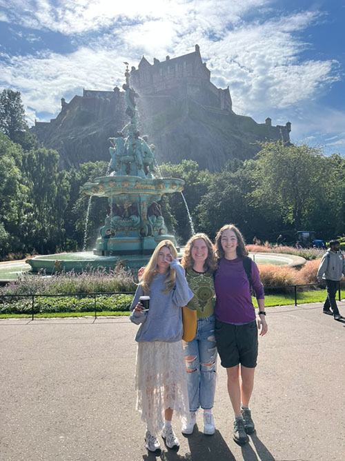 3 Occidental students standing in front of a castle in Edinburgh
