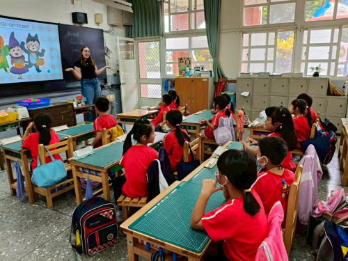 Sophie teaching kids in Taiwan